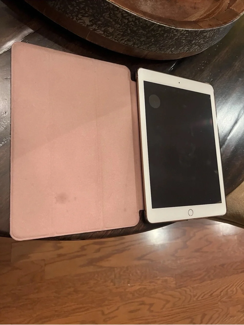 Apple iPad 6th Generation 32GB Rose. MRJN2LL/A WiFi